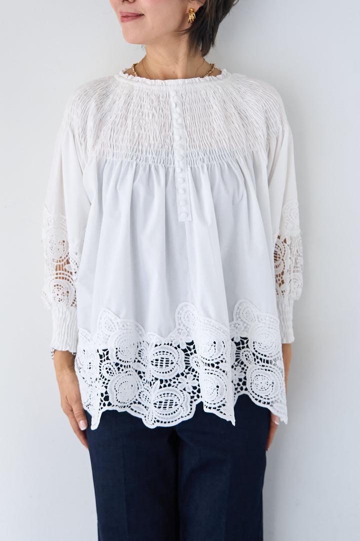 シャーリングネックボリュームブラウス