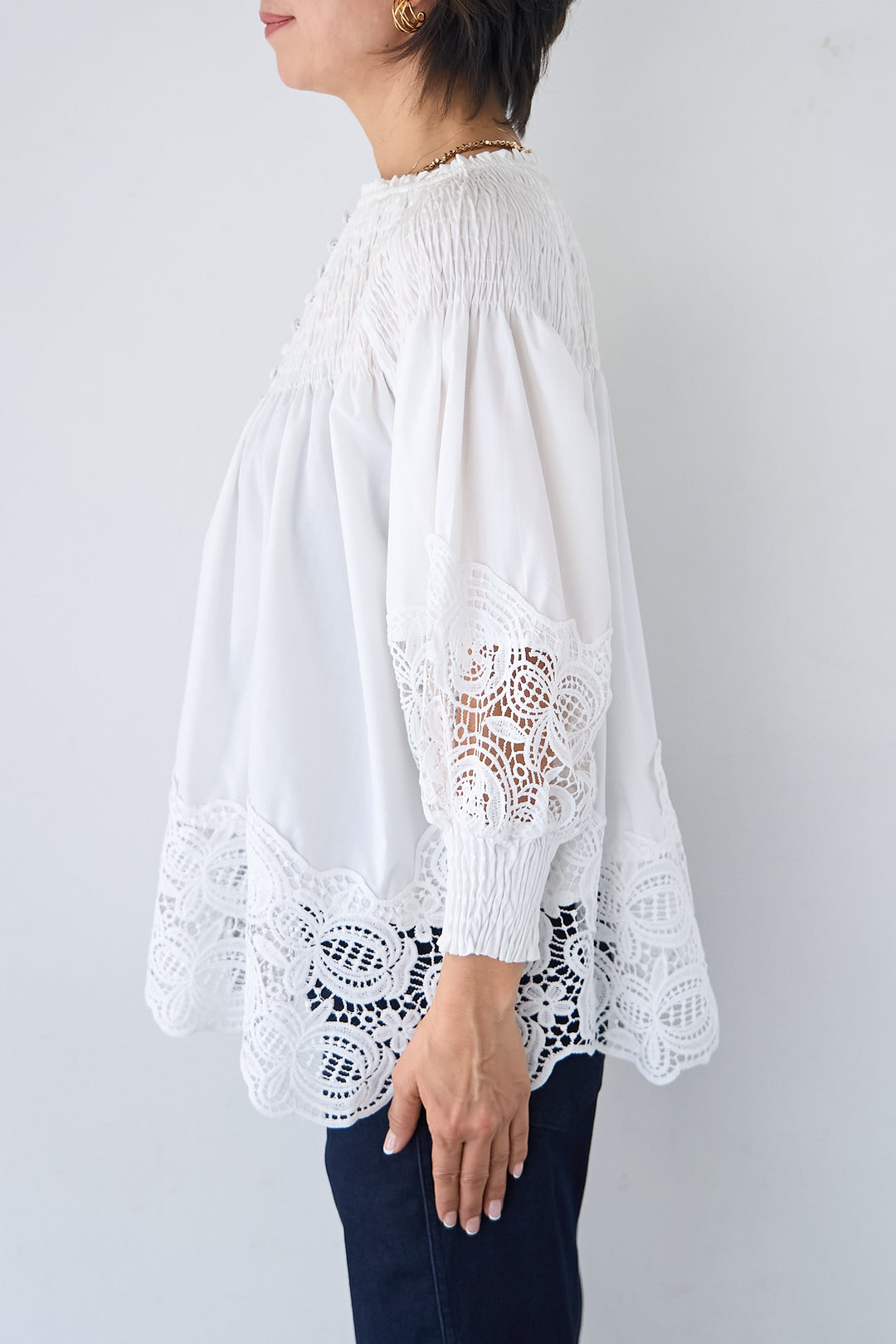 シャーリングネックボリュームブラウス