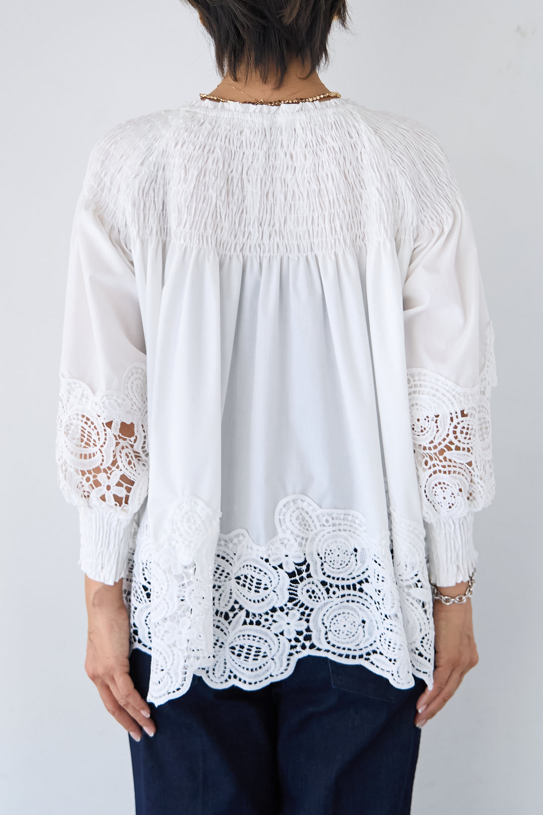 シャーリングネックボリュームブラウス