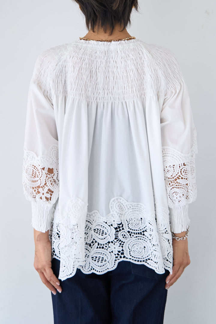 シャーリングネックボリュームブラウス