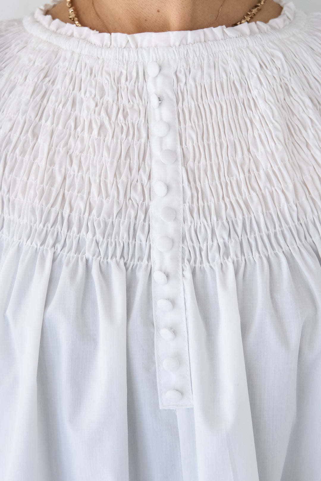 シャーリングネックボリュームブラウス