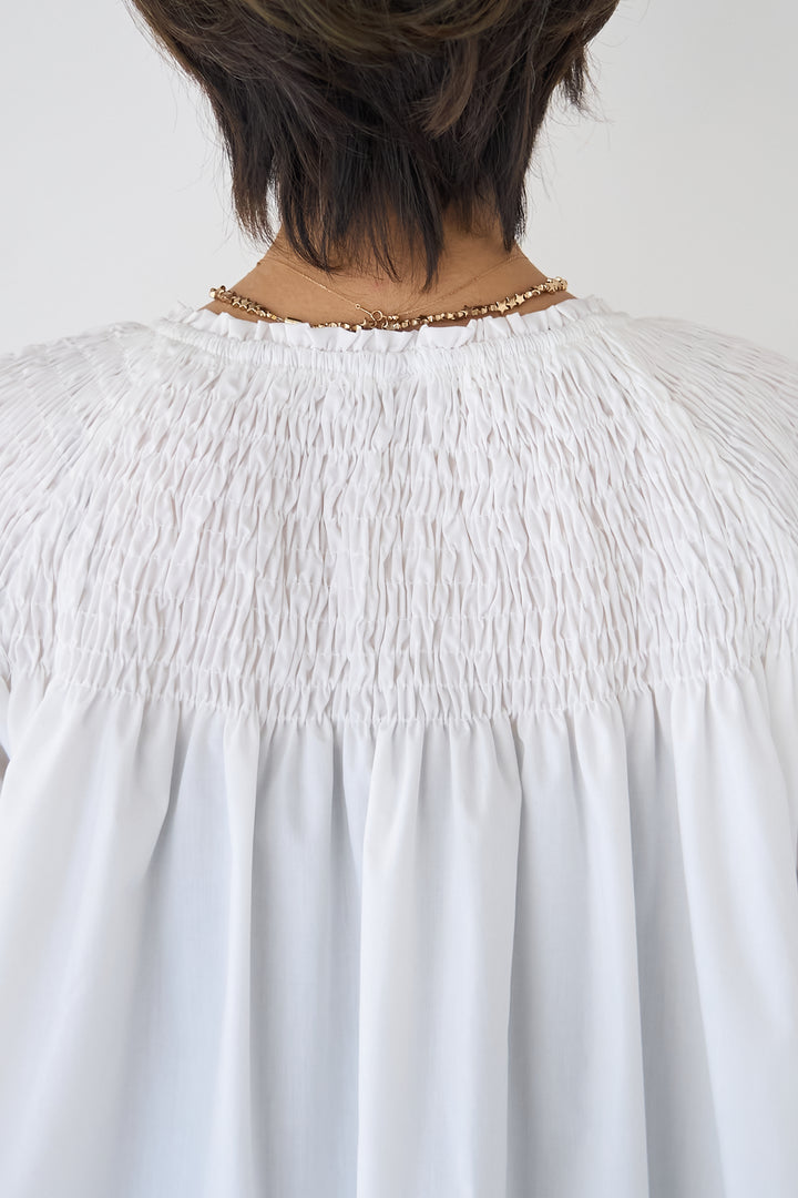 シャーリングネックボリュームブラウス