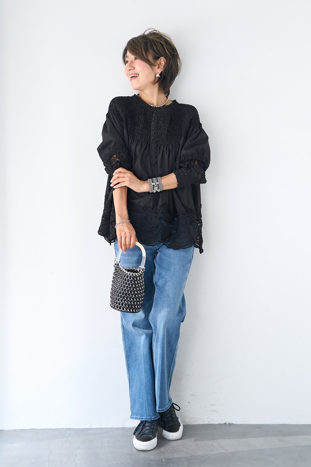 シャーリングネックボリュームブラウス