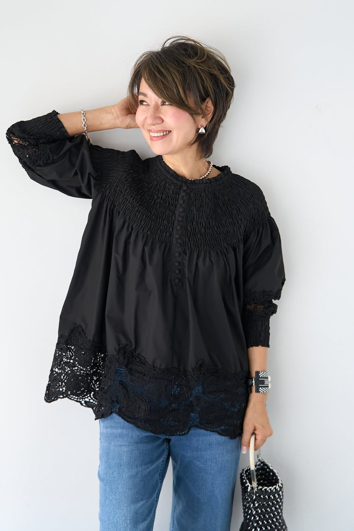 シャーリングネックボリュームブラウス