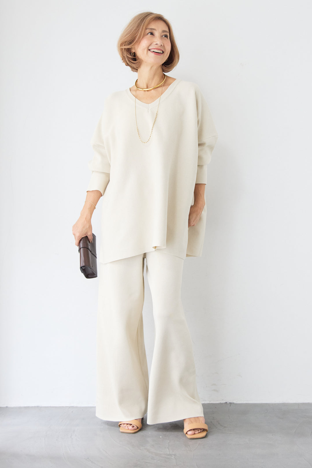 Vネックオーバーニット×ワイドパンツ ニットセットアップ