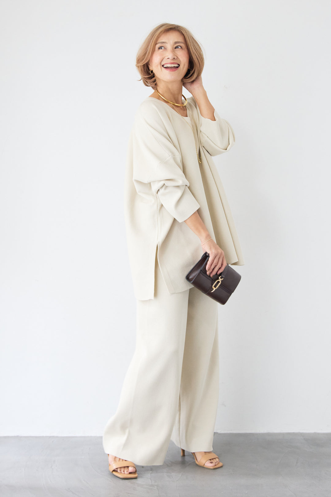 Vネックオーバーニット×ワイドパンツ ニットセットアップ