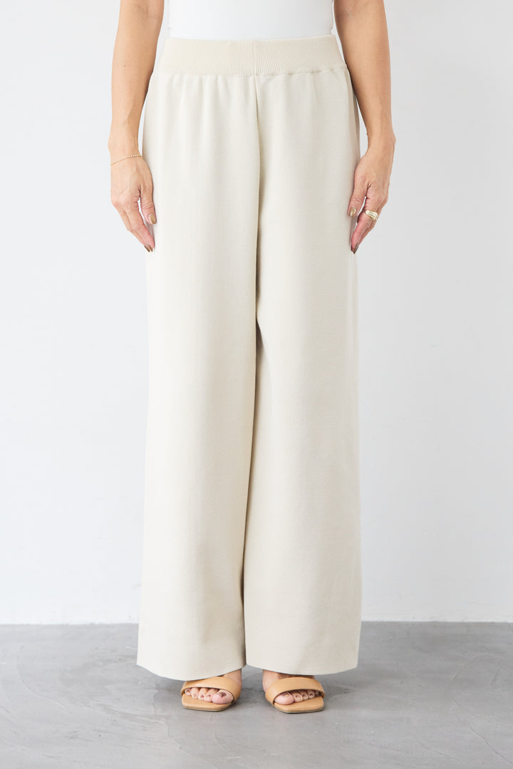 Vネックオーバーニット×ワイドパンツ ニットセットアップ