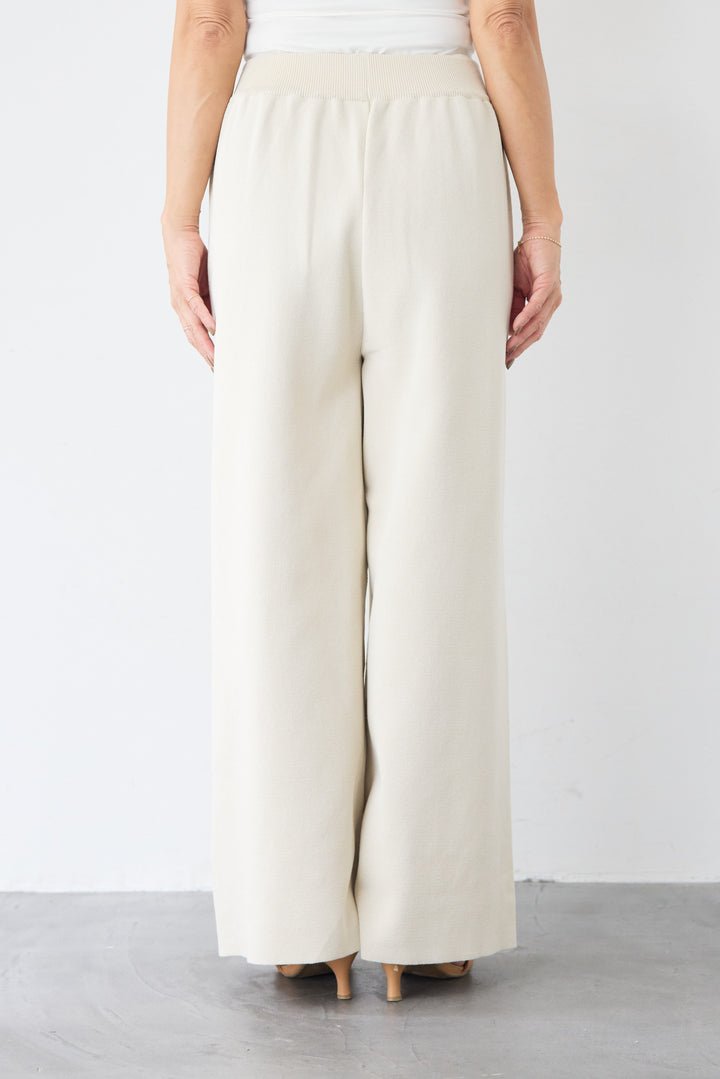 Vネックオーバーニット×ワイドパンツ ニットセットアップ