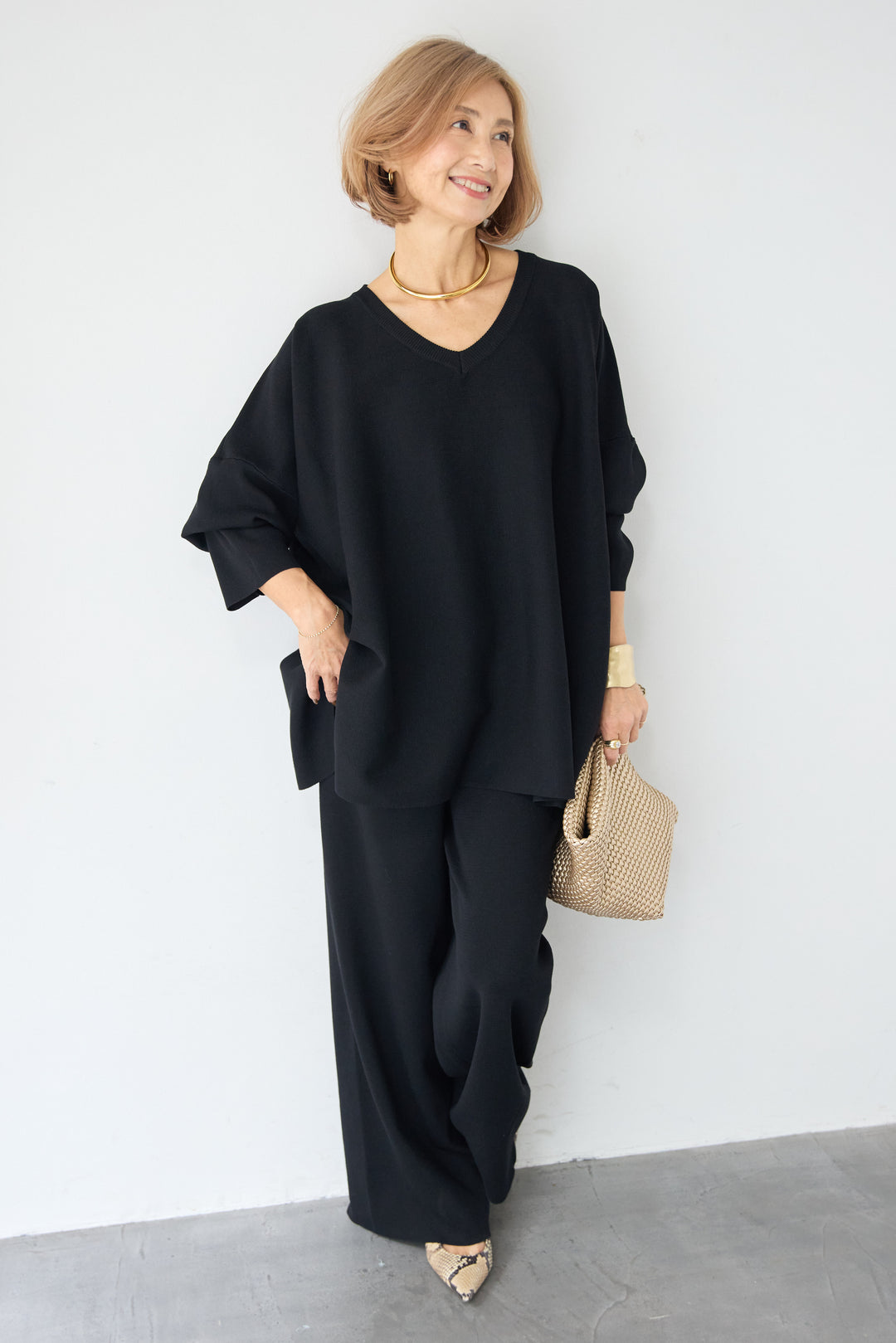 Vネックオーバーニット×ワイドパンツ ニットセットアップ
