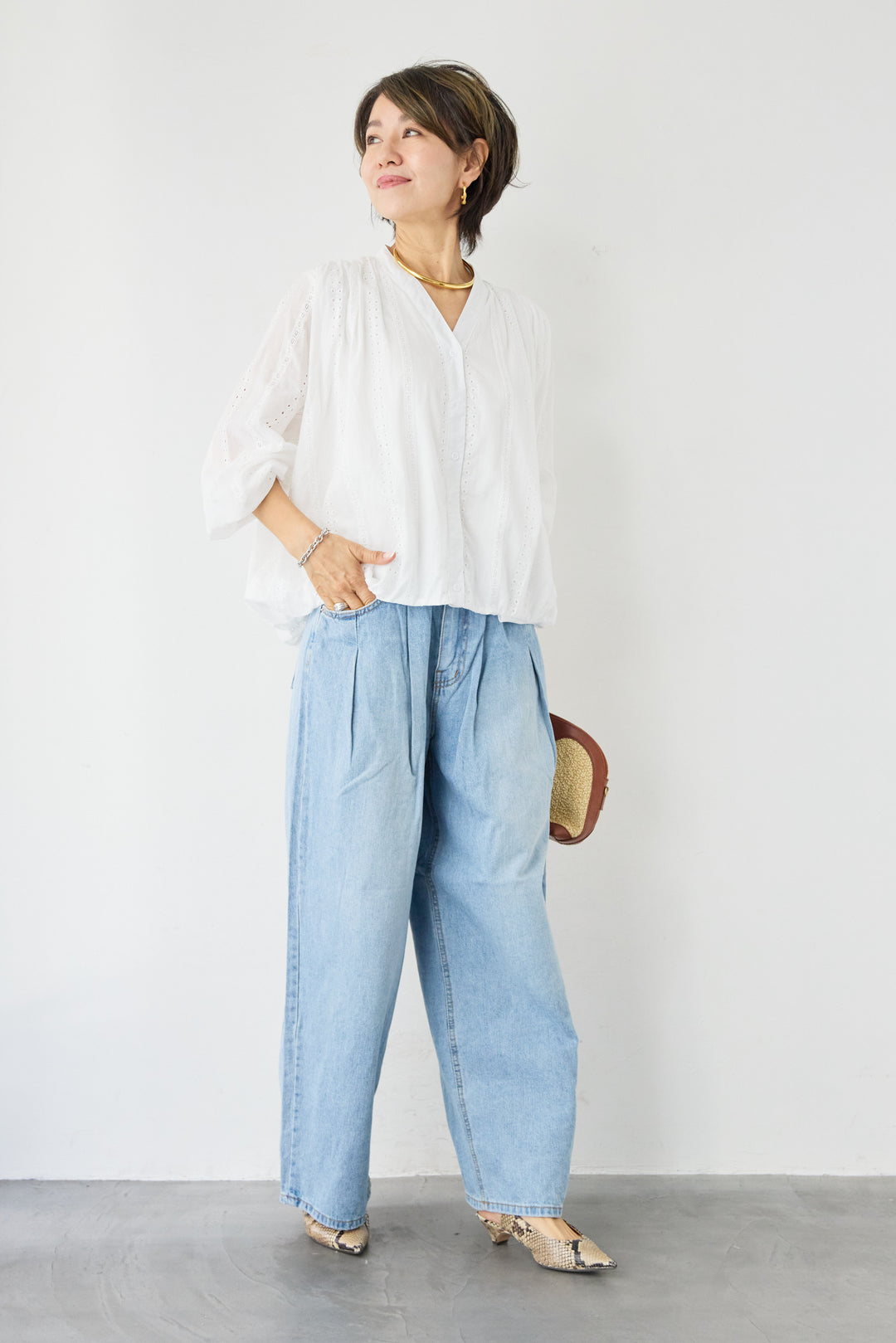 Vネックカットレースブラウス