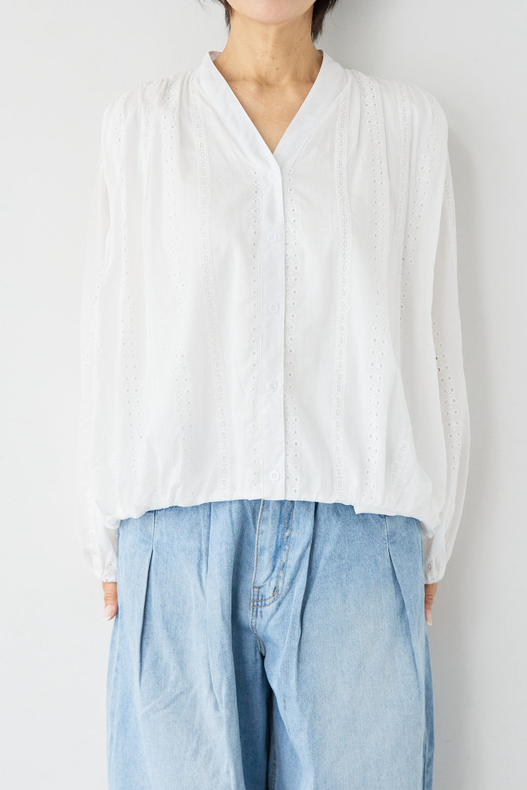 Vネックカットレースブラウス