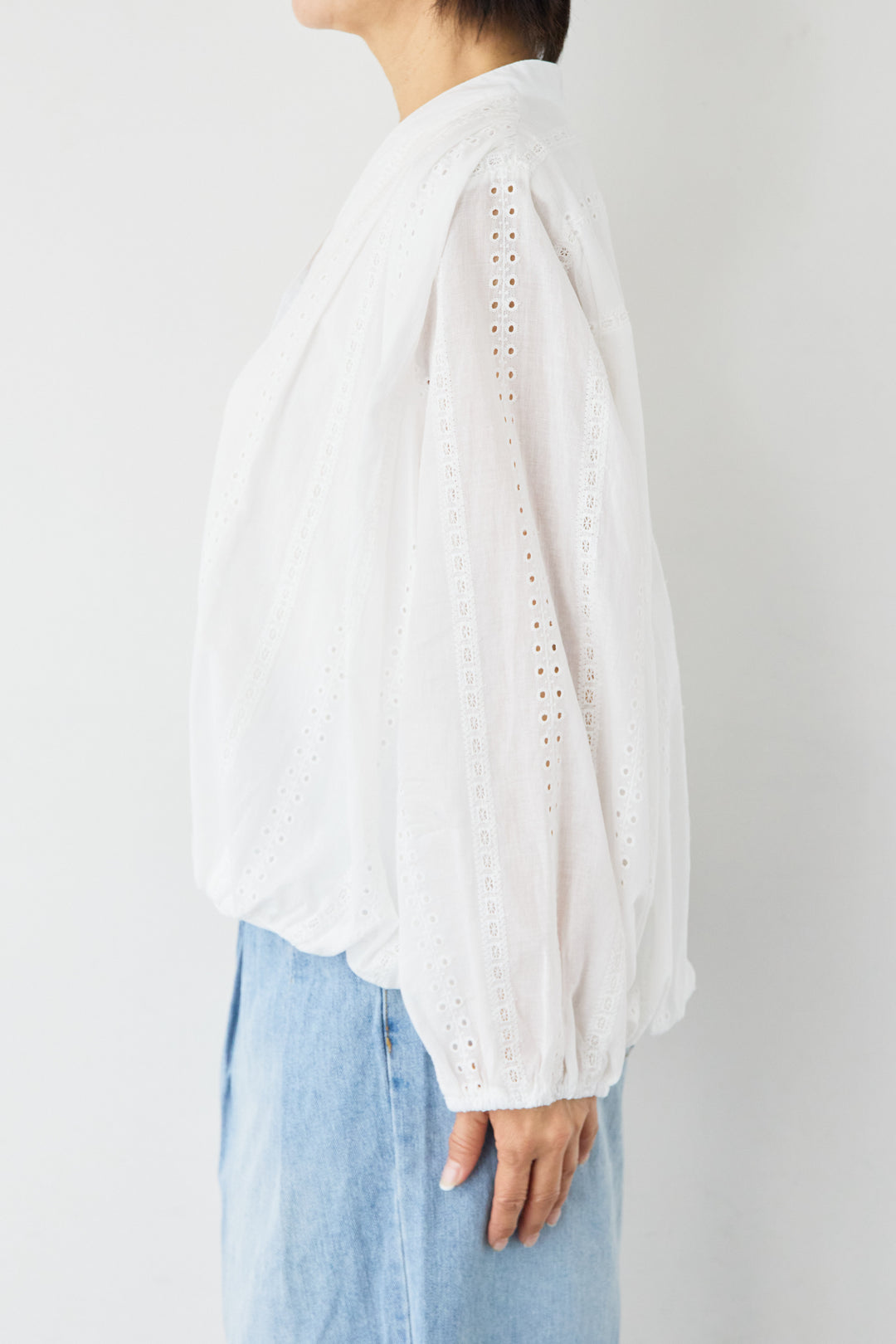 Vネックカットレースブラウス