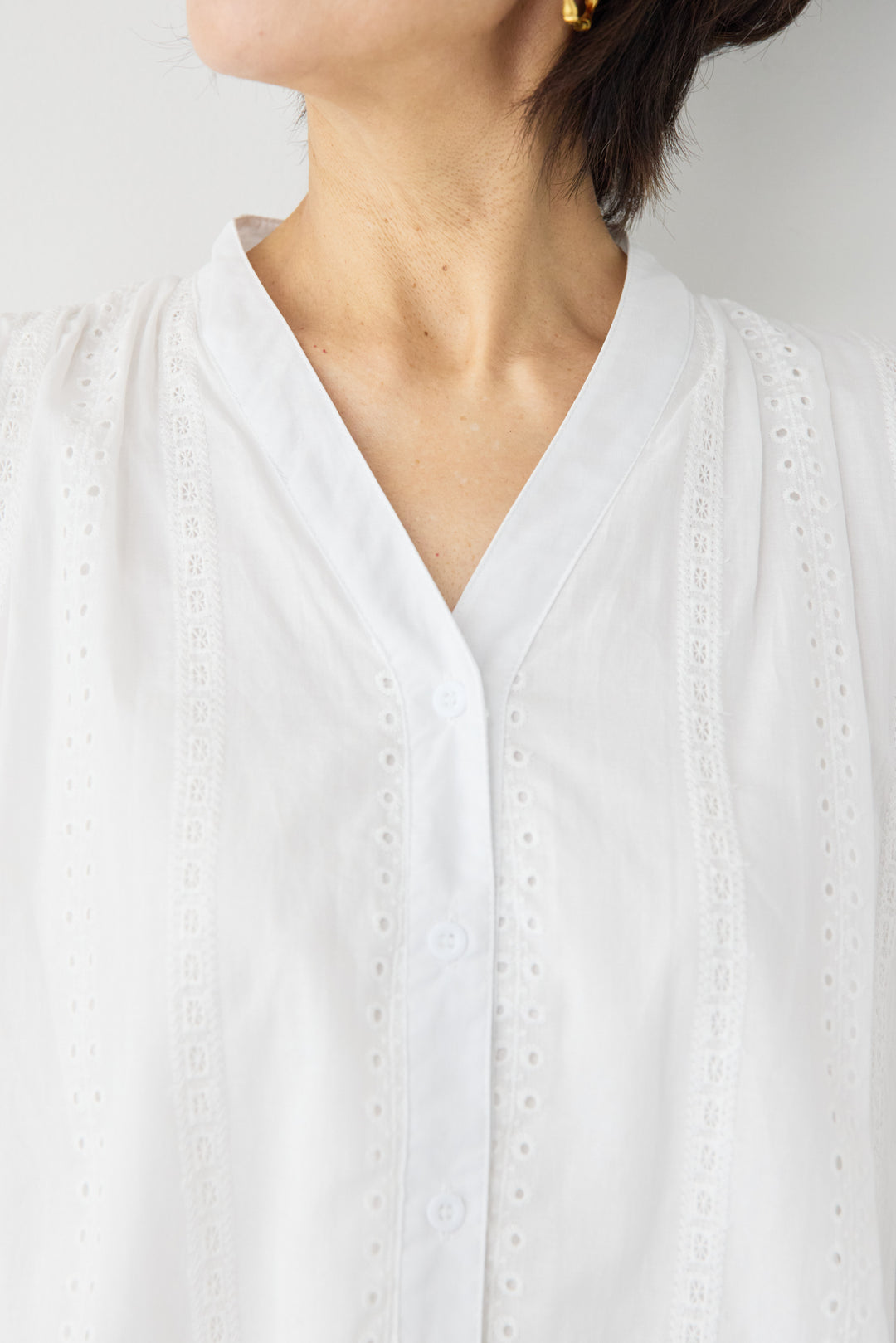 Vネックカットレースブラウス