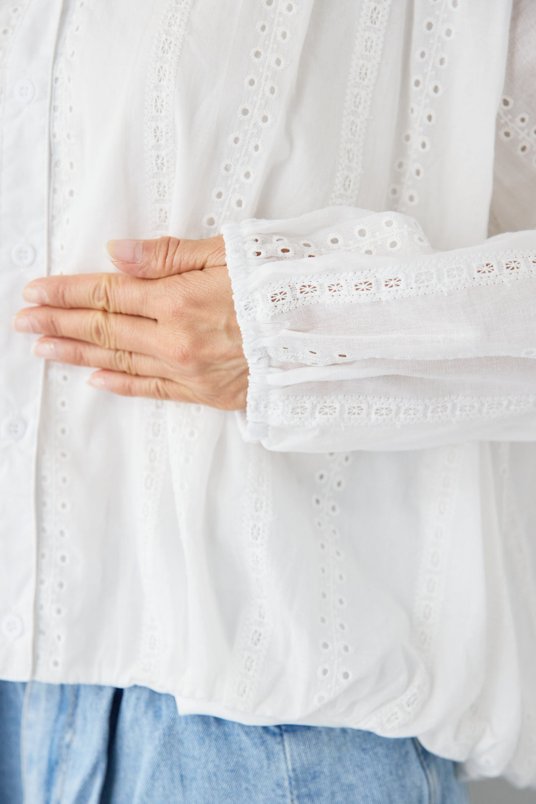 Vネックカットレースブラウス