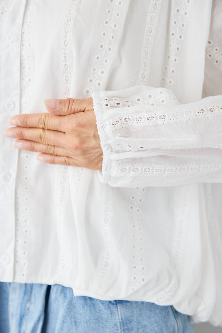 Vネックカットレースブラウス