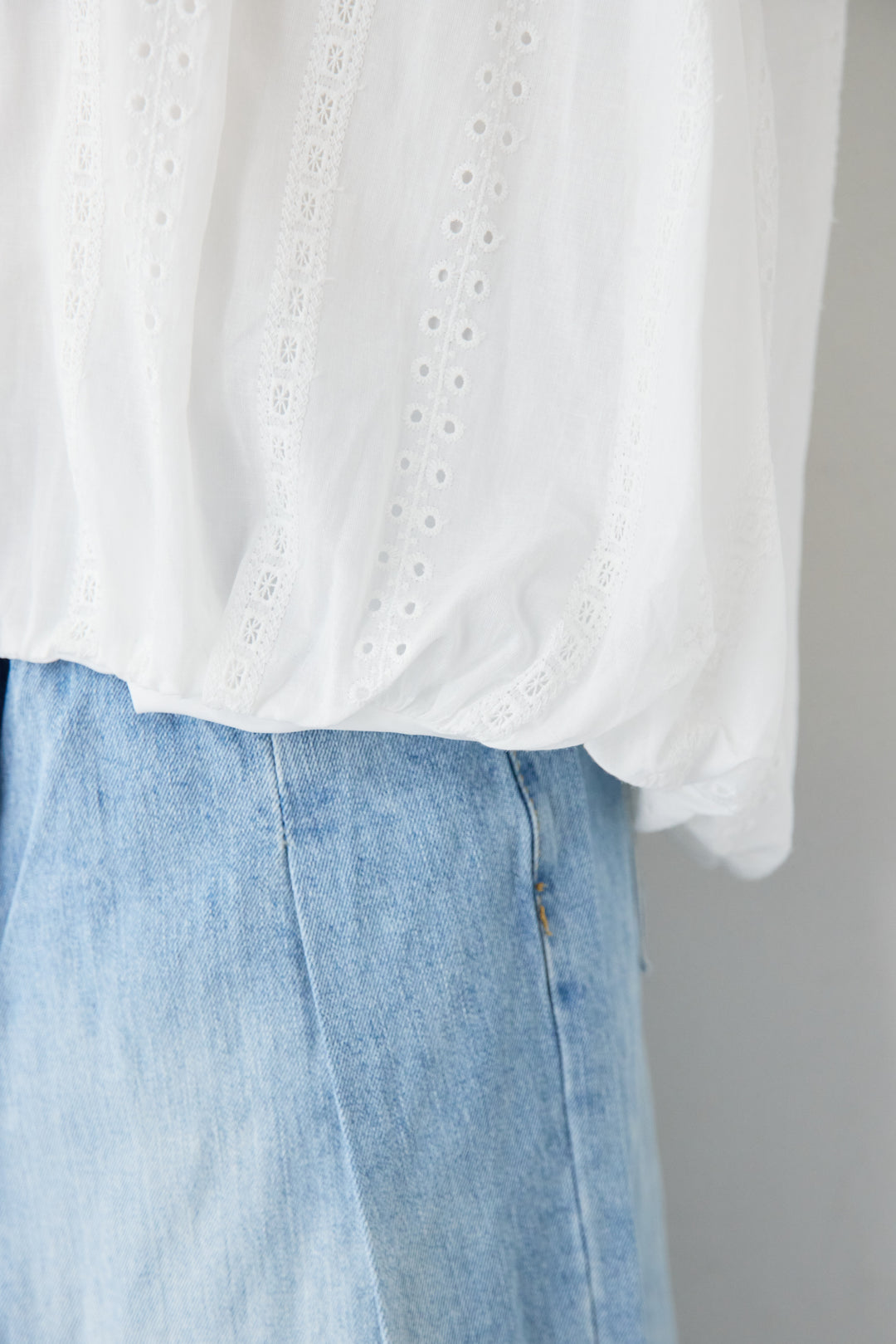 Vネックカットレースブラウス