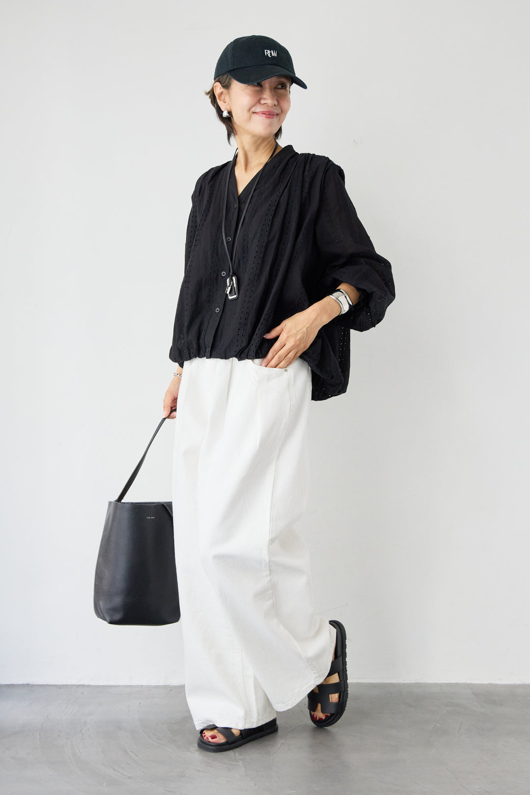 Vネックカットレースブラウス