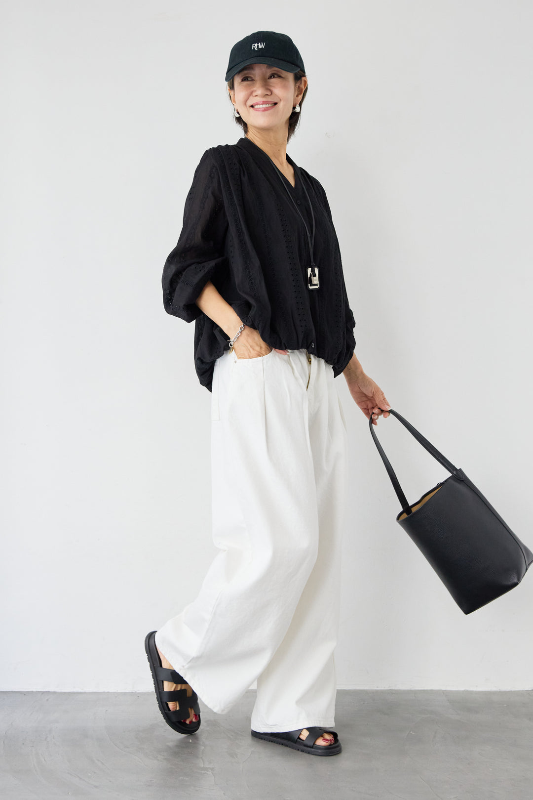 Vネックカットレースブラウス