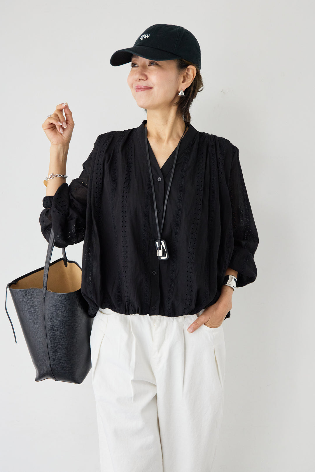 Vネックカットレースブラウス