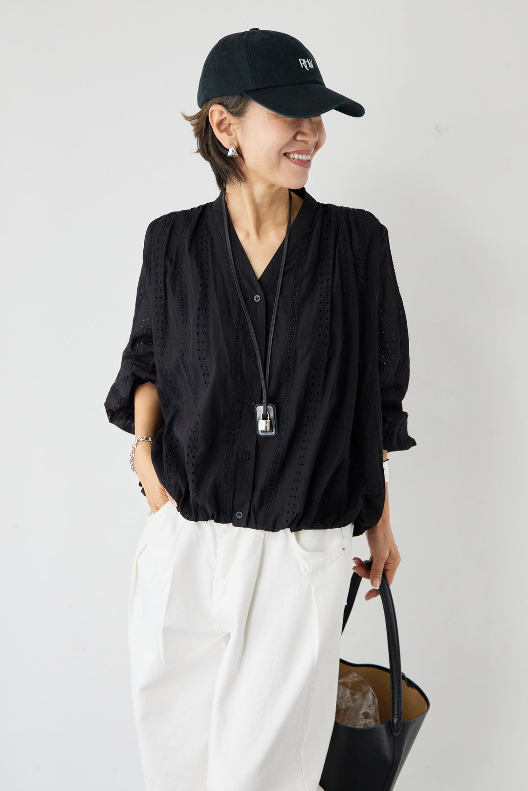 Vネックカットレースブラウス