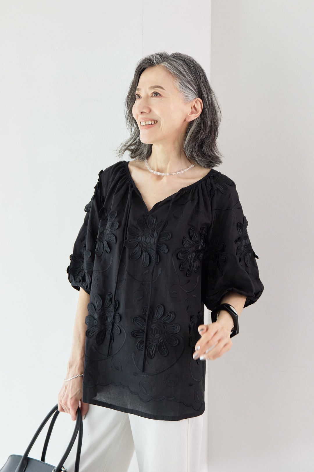 フラワー刺繍 ギャザーブラウス リボン付き