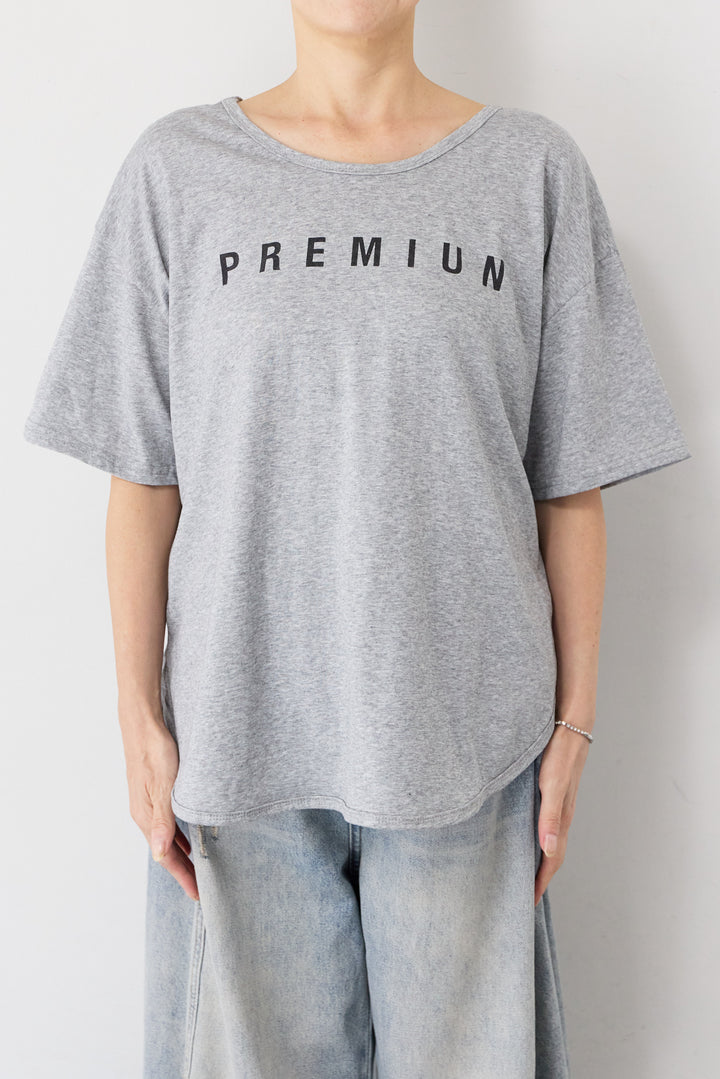 バックVネック ロゴTシャツ