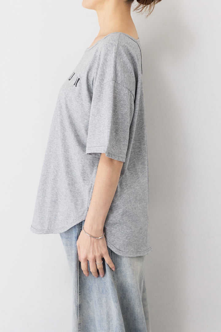 バックVネック ロゴTシャツ