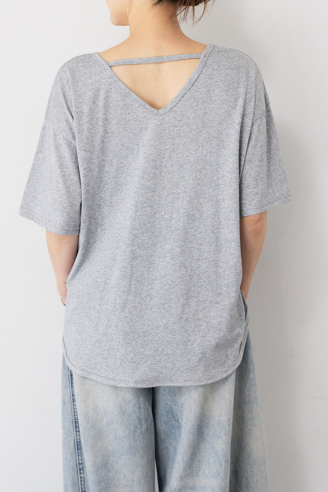 バックVネック ロゴTシャツ