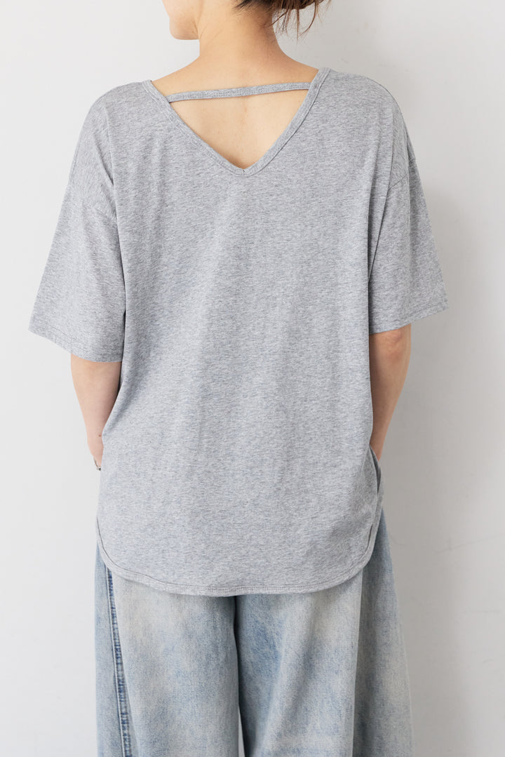 バックVネック ロゴTシャツ