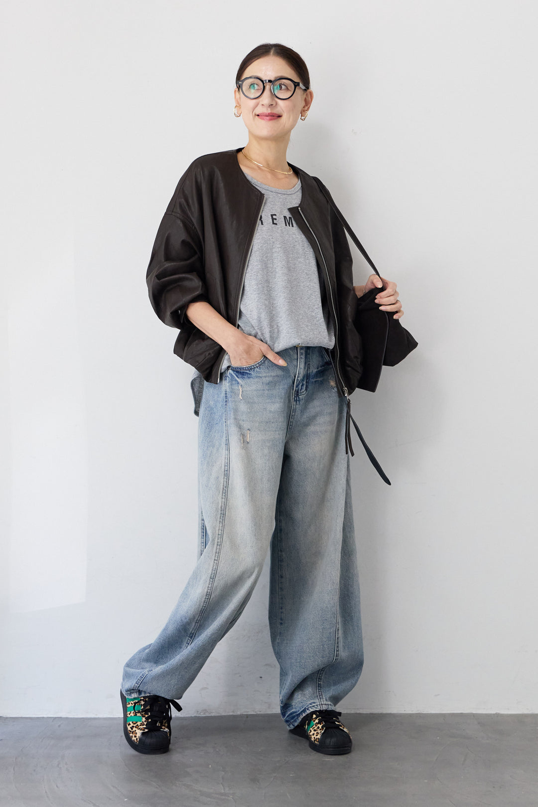 バックVネック ロゴTシャツ