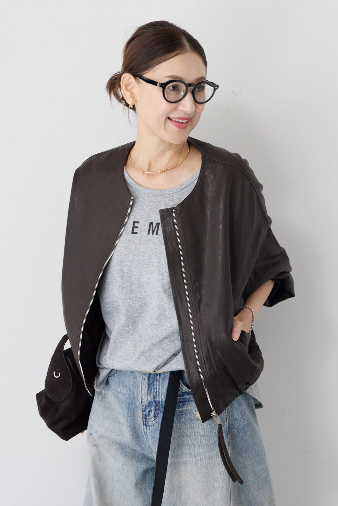 バックVネック ロゴTシャツ