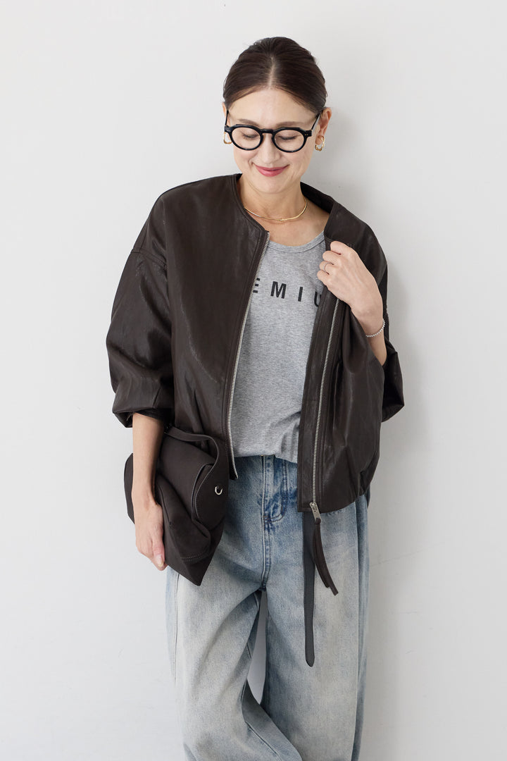 バックVネック ロゴTシャツ