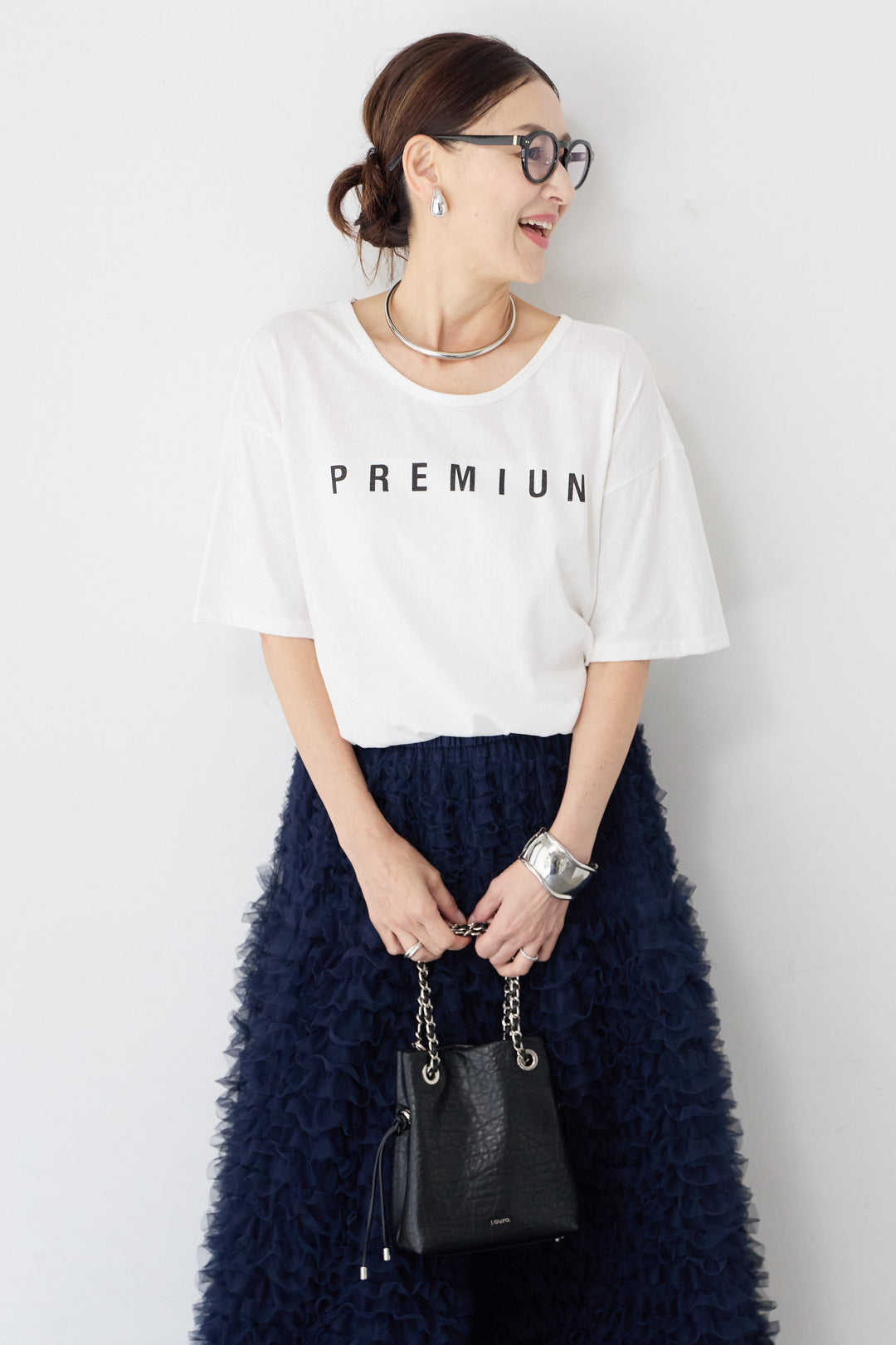 バックVネック ロゴTシャツ