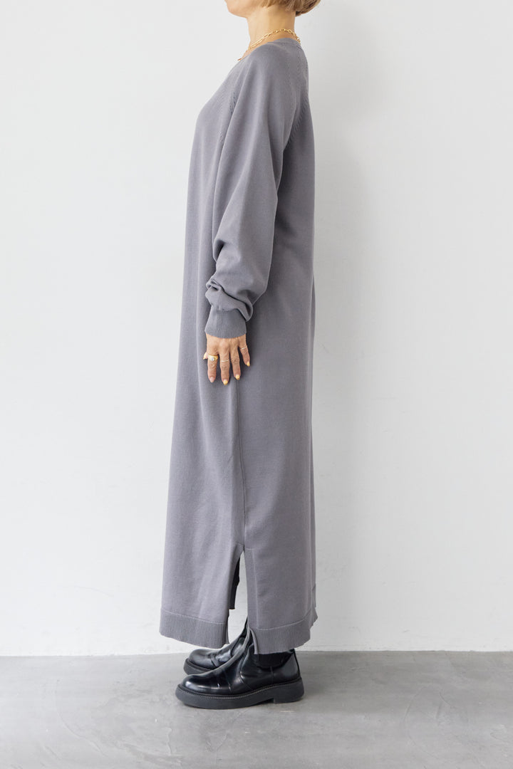 クルーネックロングニットワンピース