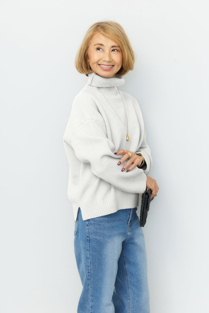 スリットタートルネックニット