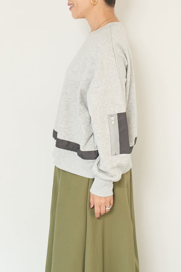 テープ配色デザイン裏毛プルオーバー