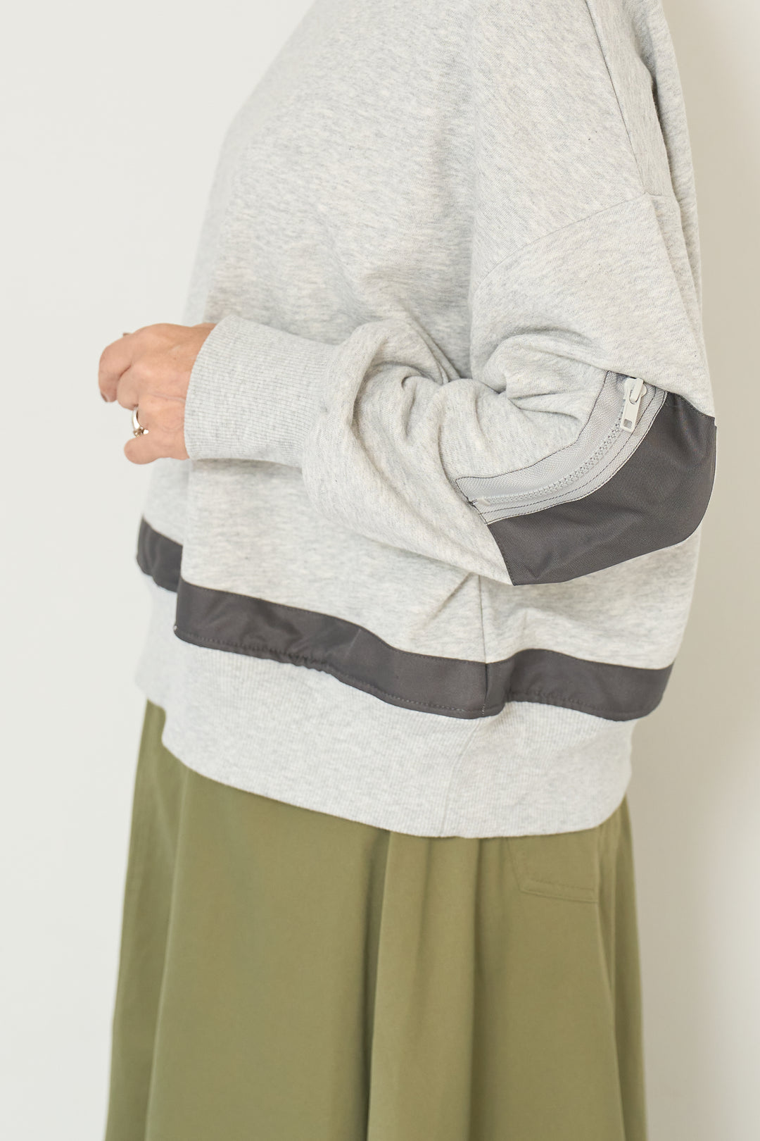 テープ配色デザイン裏毛プルオーバー