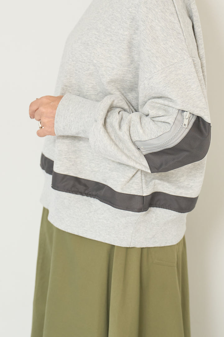 テープ配色デザイン裏毛プルオーバー