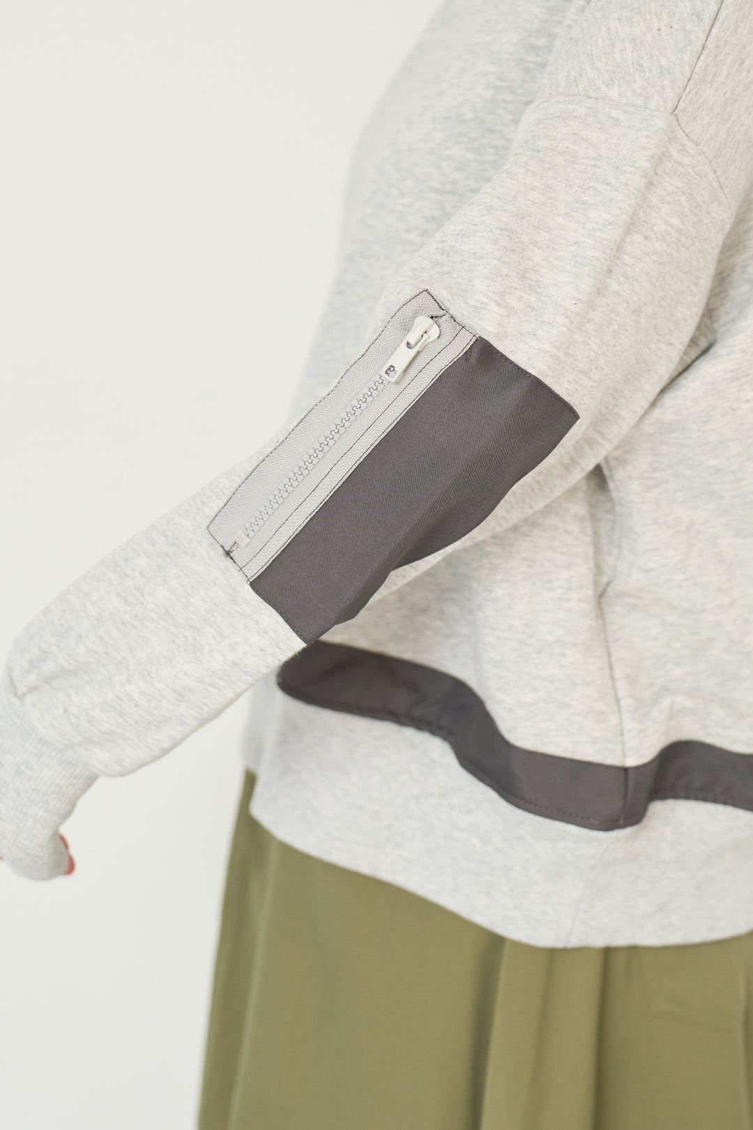 テープ配色デザイン裏毛プルオーバー