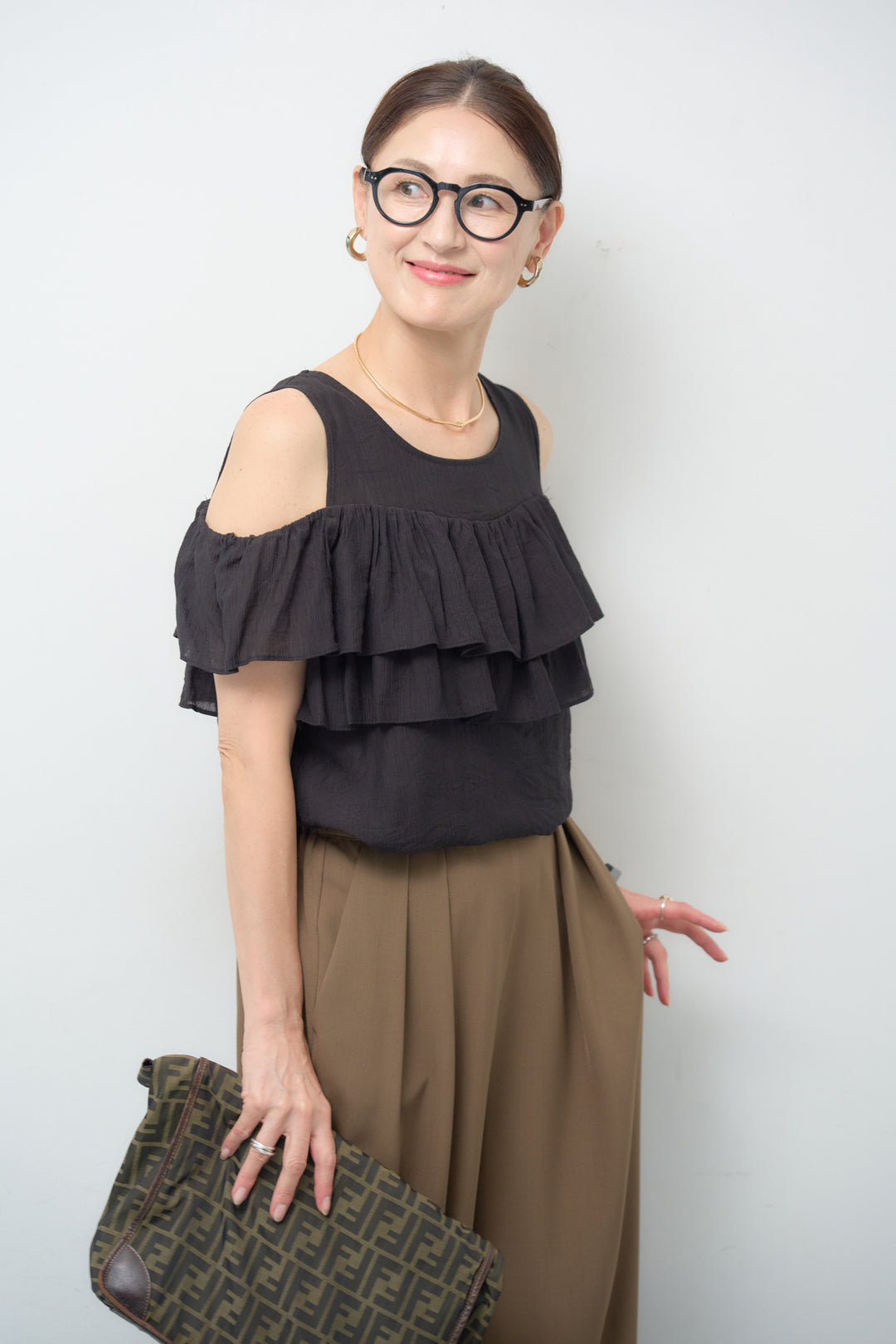 オフショルダーフリルブラウス