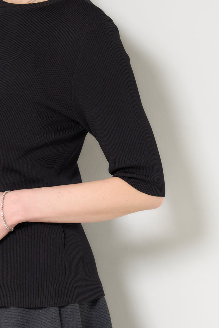 サラっと細リブニット