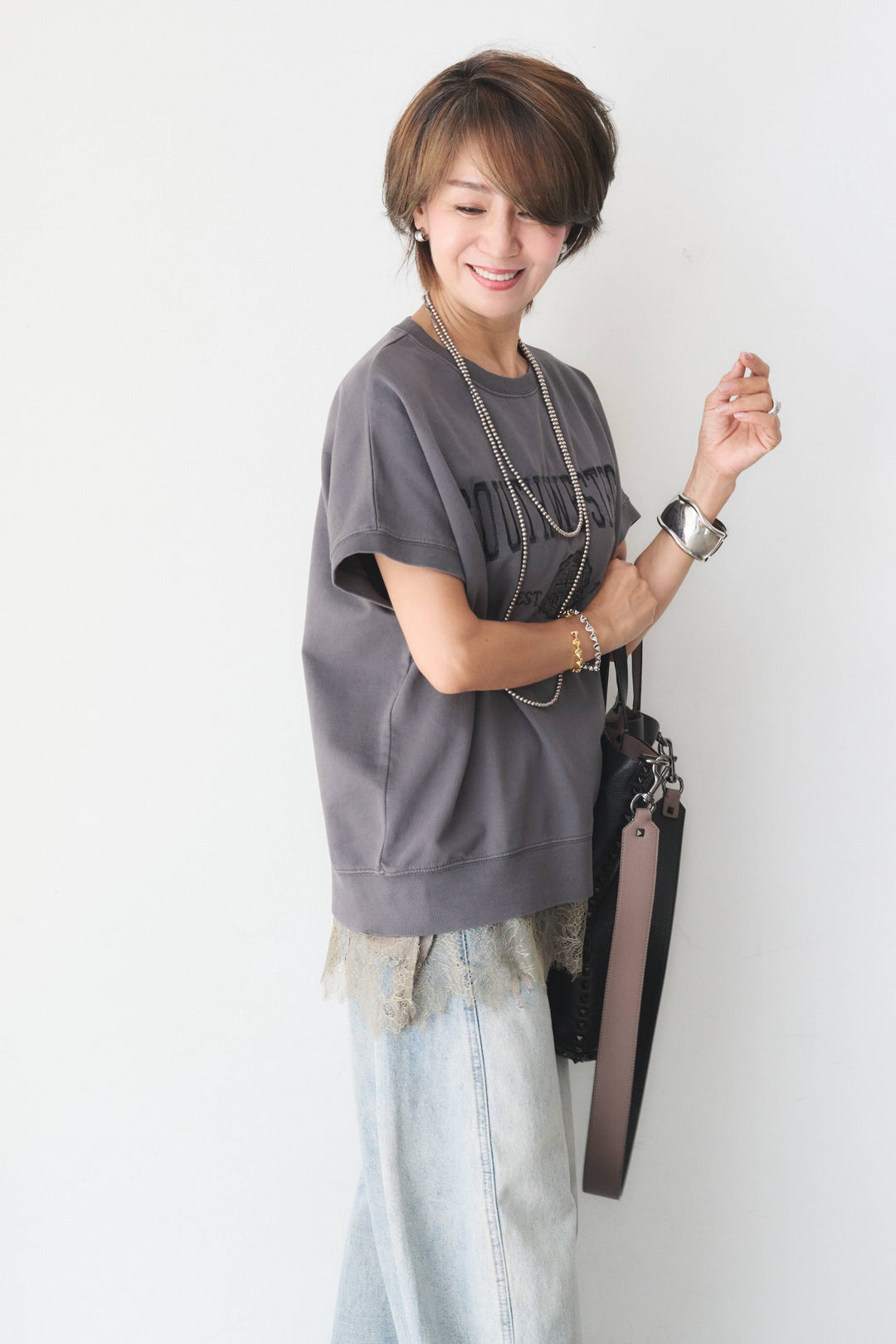 [SET]カレッジ刺繍ピグメントスウェットTシャツ+レーストリム サテンキャミソール(2set)