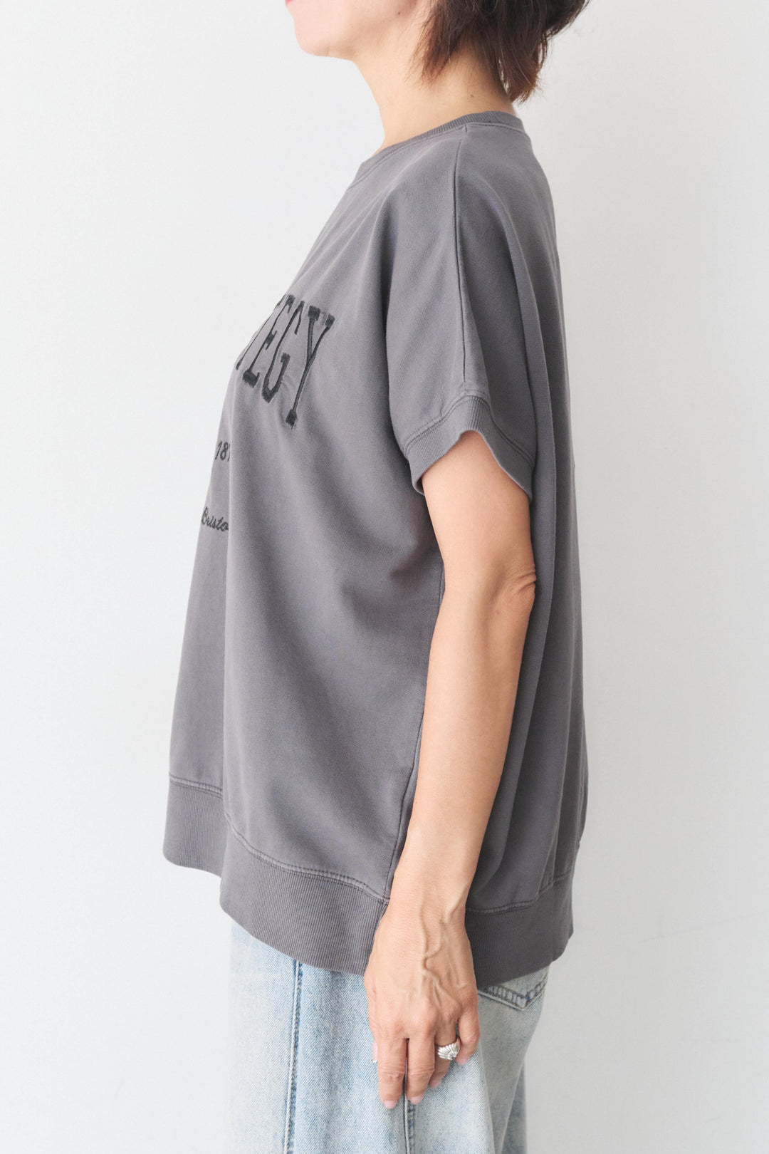 カレッジ刺繍ピグメントスウェットTシャツ
