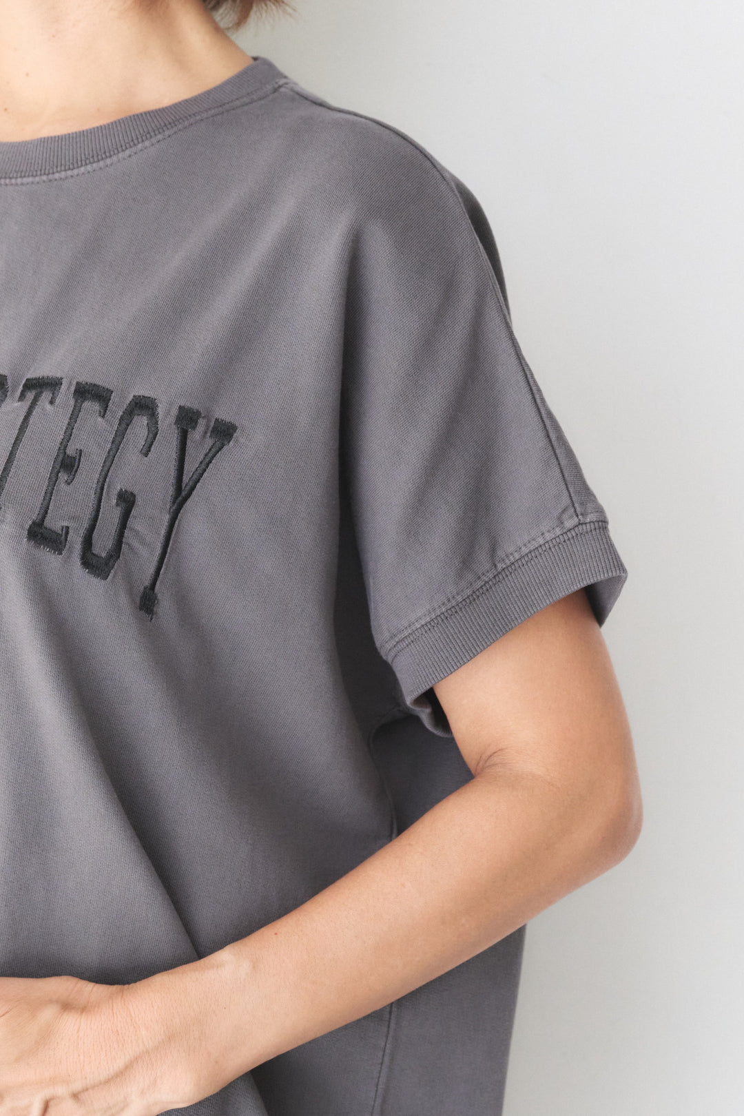 [SET]カレッジ刺繍ピグメントスウェットTシャツ+レーストリム サテンキャミソール(2set)